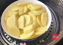 Illustration of how to make mashed potato cake 1