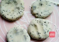 Illustration of making black sesame and rose sauce sesame cakes 10