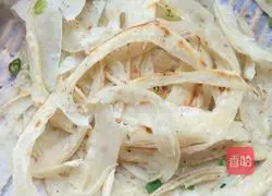 Illustration of how to make hand-caught green onion cake 8