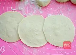 Illustration of how to make carrot and mushroom meat pie 16