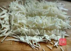 Illustration of how to make shredded potato pancakes 2