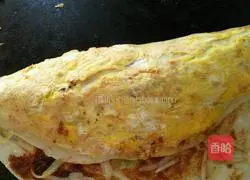 Illustration of how to make egg roll pancake 10
