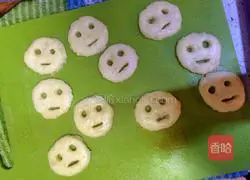Illustration of how to make smiley potato cake 7