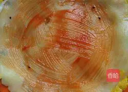 Illustration of how to make egg and vegetable burritos 9