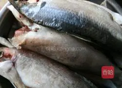 Illustration of how to cook fish stewed in iron pot with pancakes 1