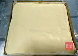 Illustration of how to make jam cherry blossom cake roll 9