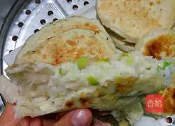 Illustration of how to make scallion pancakes 7