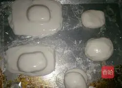 Illustration of how to make crystal cornmeal cake 7