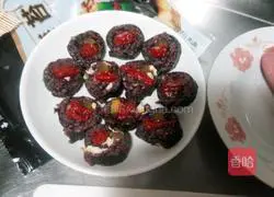 Illustration of how to make tomato, caviar and purple rice sushi 13