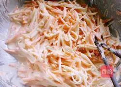 Illustration of how to make pan-fried carrot and potato cakes 3