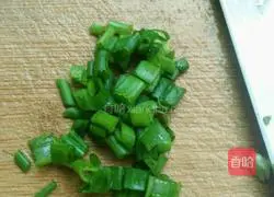 Illustration of how to make green onion hand cakes 2
