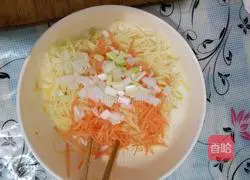 Illustration of how to make potato shredded pancakes 3