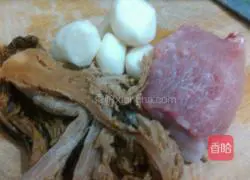 Illustration of how to make steamed meatloaf with pickles and water chestnuts 1