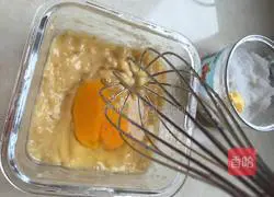 Illustration of how to make banana egg pancake 3