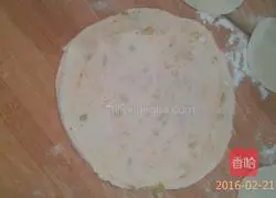 Illustration of how to make scallion pancakes 4