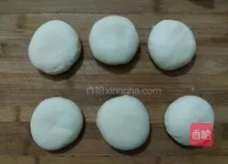 Illustration of how to fill egg cakes with success even for disabled people 3