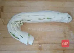 Illustration of how to make green onion hand cakes 7