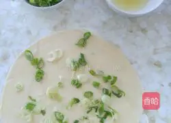 Illustration of how to make green onion pancake 4