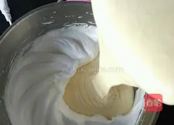 Illustration of how to make cream cake roll 5