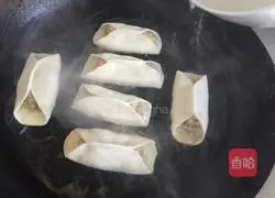 Illustration of how to make three fresh pot stickers 18