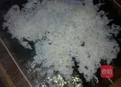 Illustration of how to make meat floss sushi 4