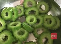 Illustration of how to make bitter melon and purple sweet potato cakes 4