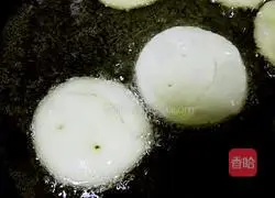 Illustration of how to make smiley potato pancakes 13