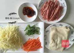 Illustration of how to make pancakes rolled with shredded potatoes 1