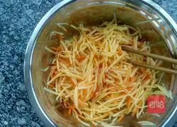Illustration of how to make potato and carrot shredded cake 3