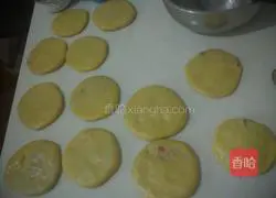 Illustration of how to make pork and green onion pancakes 5