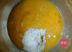 Illustration of how to make white thorn flower egg cake 2