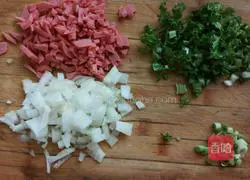 Illustration of how to make shredded potato and vegetable egg pancakes 2