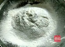 Illustration of how to make crispy walnut cake 4