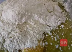 Illustration of how to make banana egg pancake 3