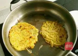 Illustration of how to make delicious potato pancakes 5