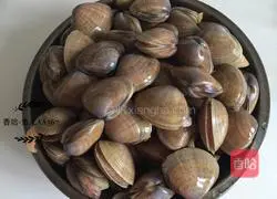 Illustration of how to make electric pan-roasted yellow clams 1