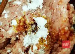 Illustration of how to make horseshoe pork pie 1