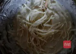 Illustration of how to make salt and pepper potato pancakes 4