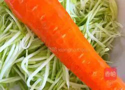 Illustration of how to make watermelon and carrot shredded cake 3