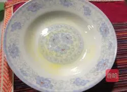 Illustration of how to stuff steamed cakes with shredded pork 8