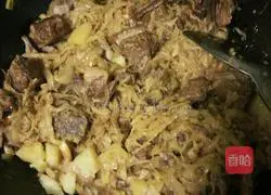 Illustration of how to make northern pork chops, braised sauerkraut and pancakes 3