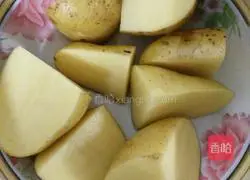 Illustration of how to make potato and mushroom minced meat pie 1