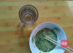 Illustration of how to make garlic egg pancake 3