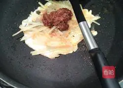 Illustration of how to make meat floss, potato and egg pancake 9