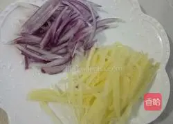 Illustration of how to make potato and onion egg pancake 1