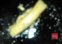 Illustration of how to make egg pancakes with golden steamed buns 8