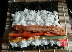 Illustration of how to make spicy cabbage sushi rolls 9