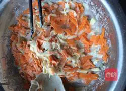 Illustration of how to make carrot and potato shredded pancakes 5