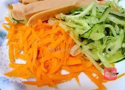 Illustration of how to make salad sushi 1