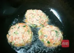 Illustration of how to make pan-fried potato pancakes 3